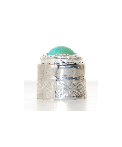 With turquoise eye